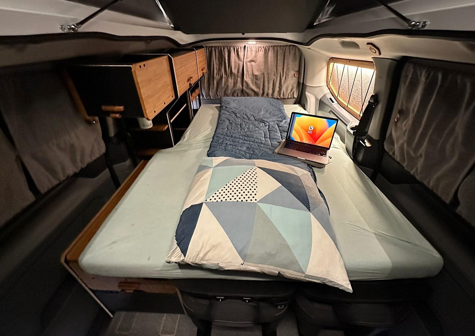 Épousant la forme du meuble latéral, le matelas offre une longueur de 190 cm.