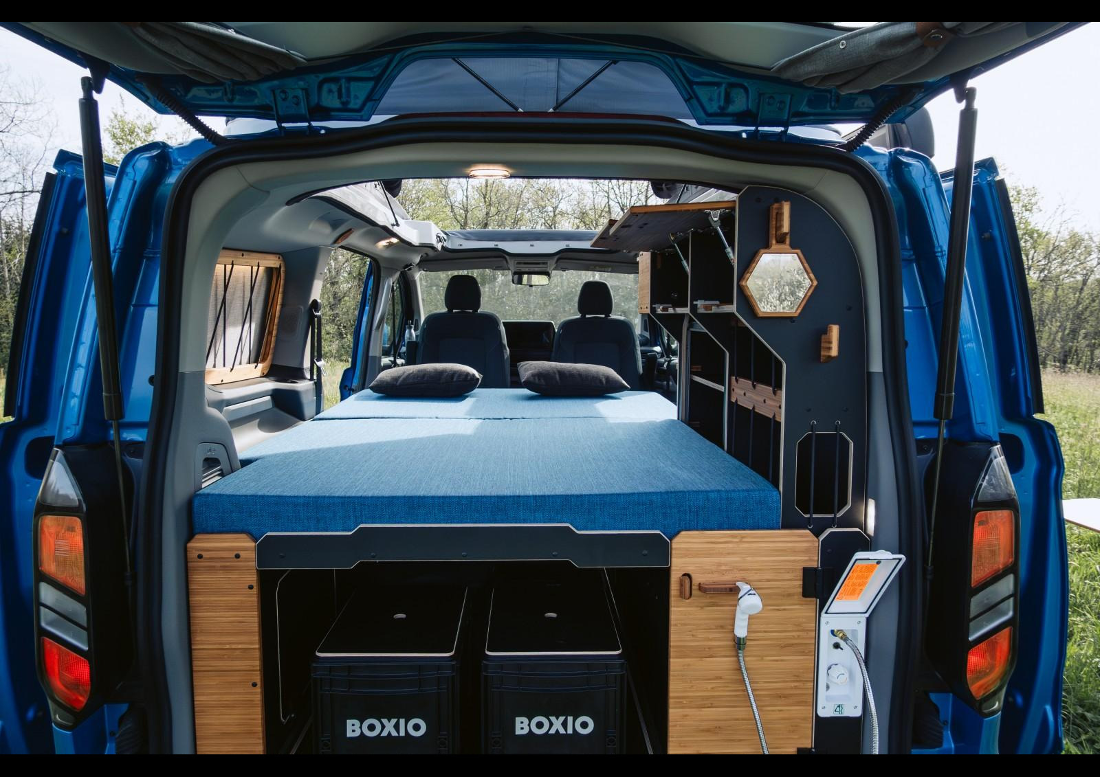 Pour aller plus loin dans la comparaison avec le nouveau VW California, le couchage du bas offre ici une largeur bien supérieure (130/115 cm VS 106 cm). Deux personnes pas trop corpulentes y dormiront sans se serrer. Crédit 📸 @alexbild