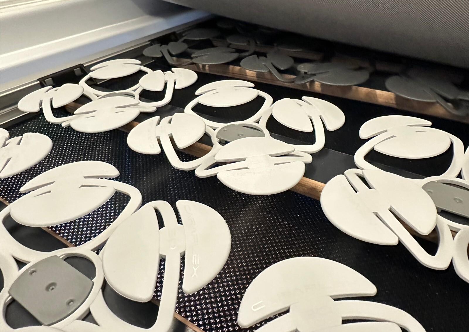 Le matelas repose ici sur un confortable sommier à coupelles Froli.