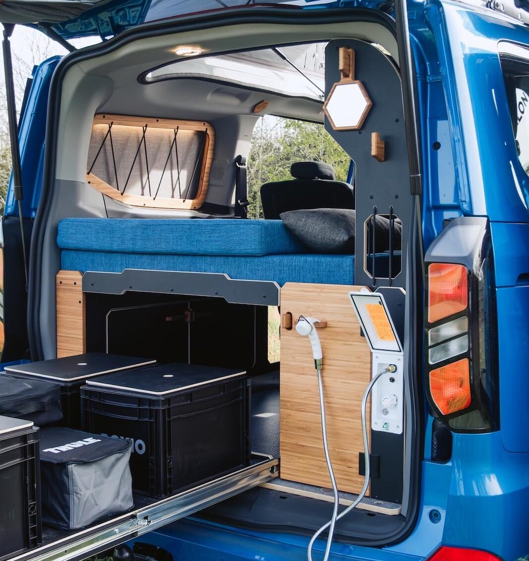 Parmi les petits accessoires bien pratiques au quotidien, la douchette extérieure et le miroir mobile. Crédit 📸 @alexbild