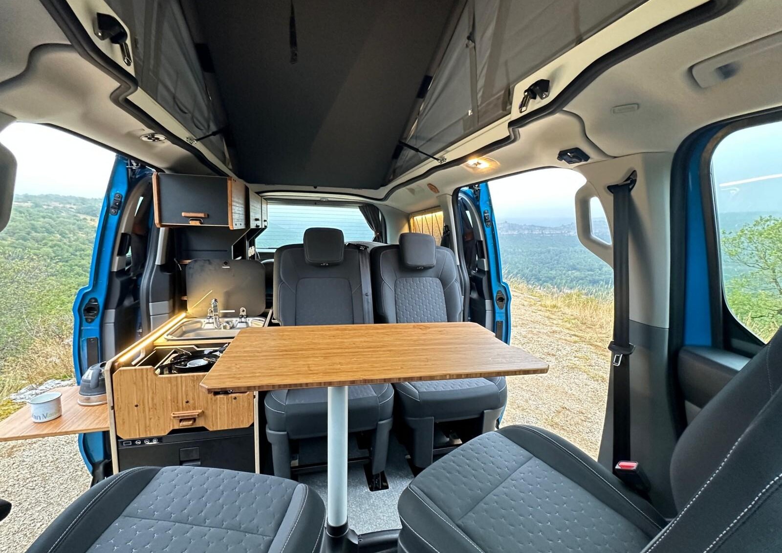 En partie avant, on peut composer un salon pour 4 personnes grâce aux deux sièges arrière et aux sièges cabine retournés.