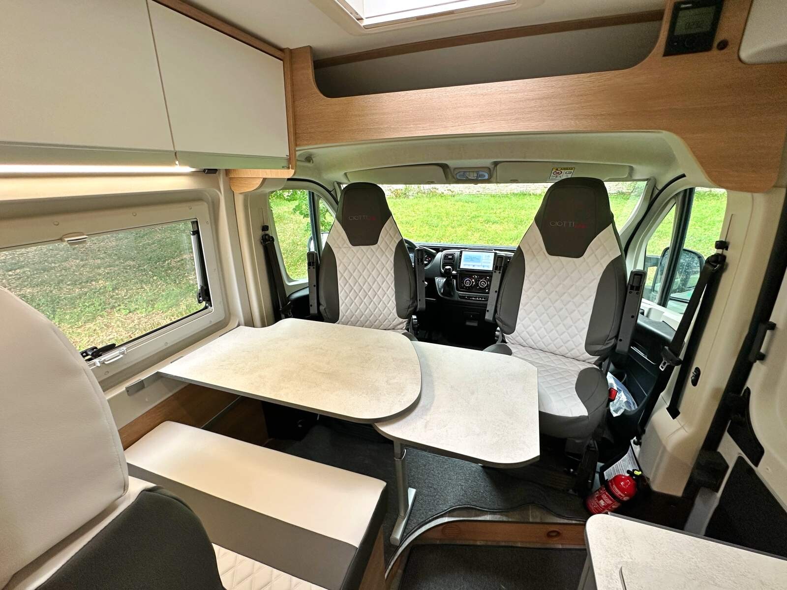 En option, la dinette peut recevoir un lit d'appoint 170 x 104/67 cm.