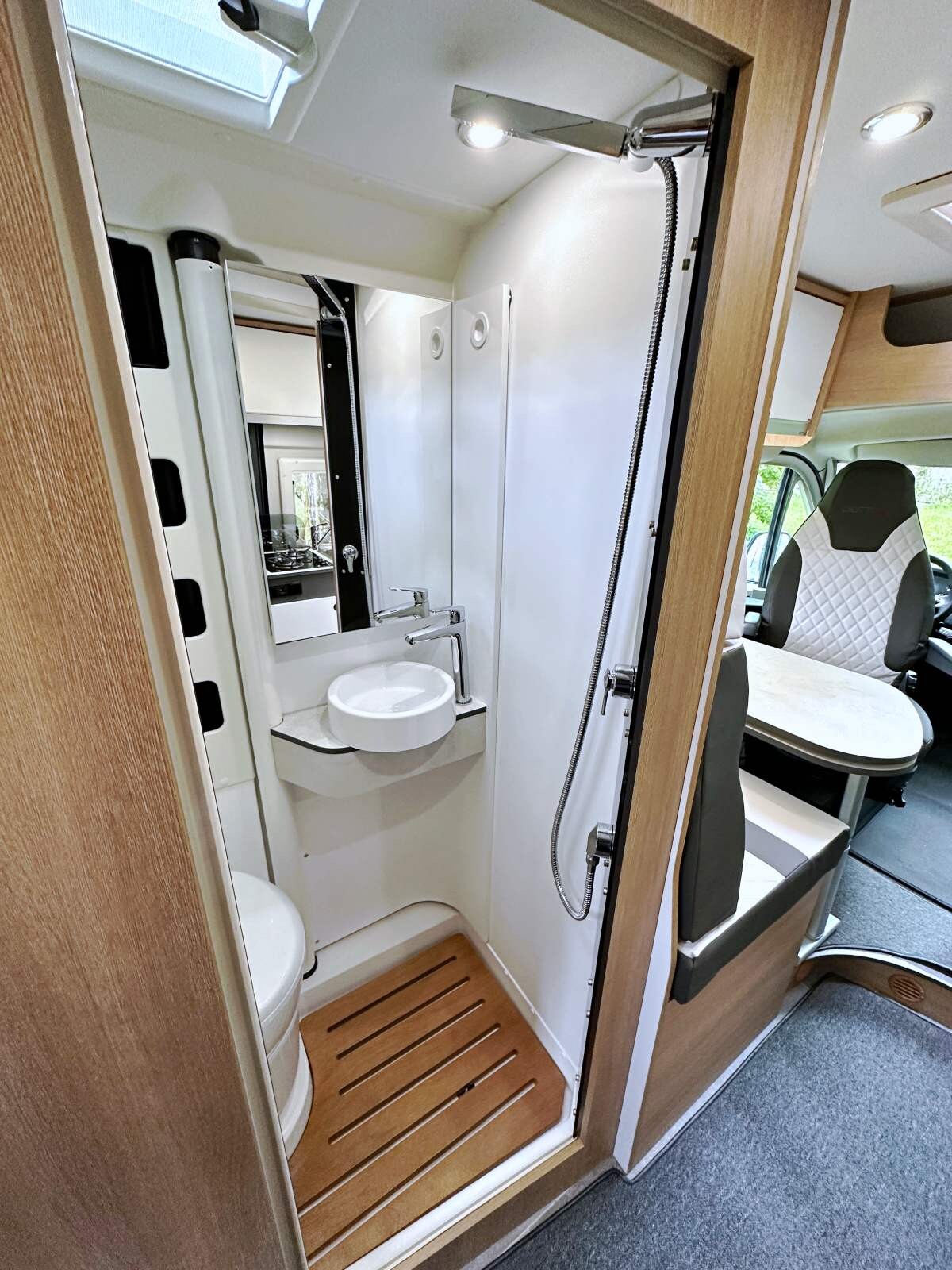 La salle de bain Vario profite d'un lanterneau 28 x 28 cm.