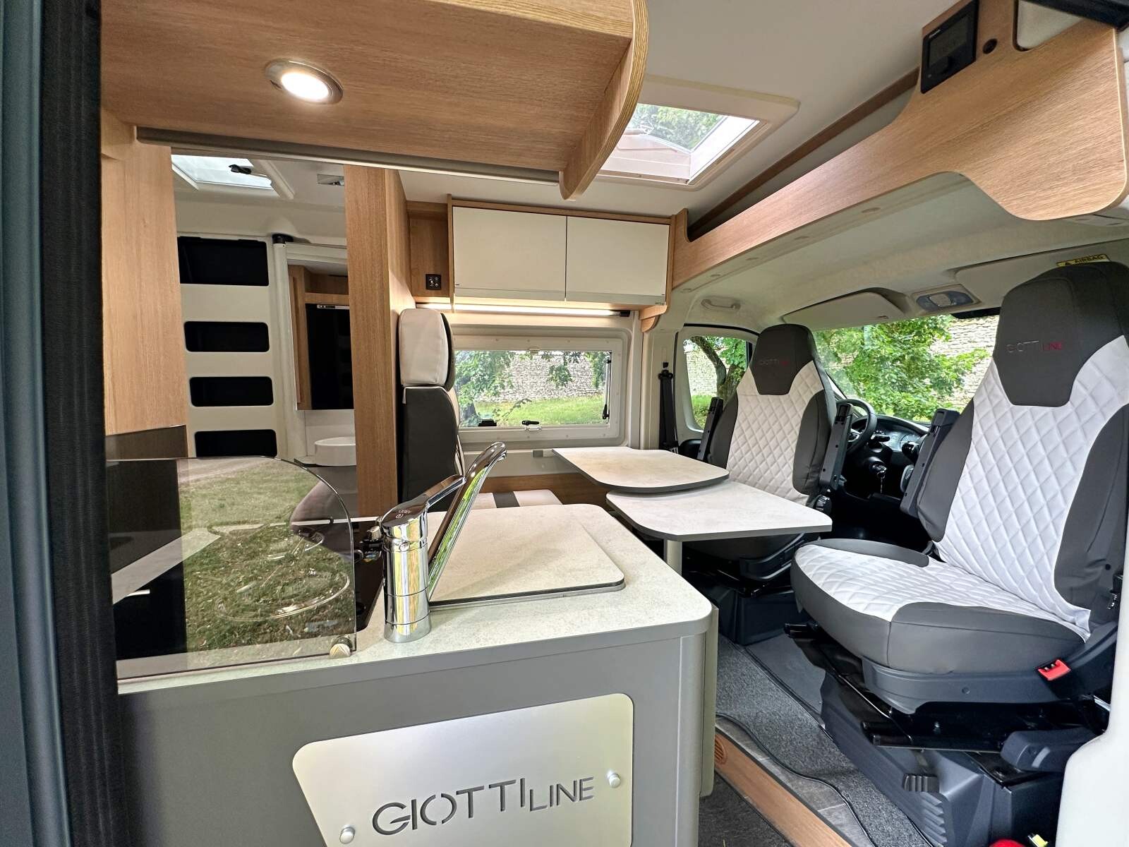 Giottiline opte pour une cabine intégrant un rangement de pavillon.