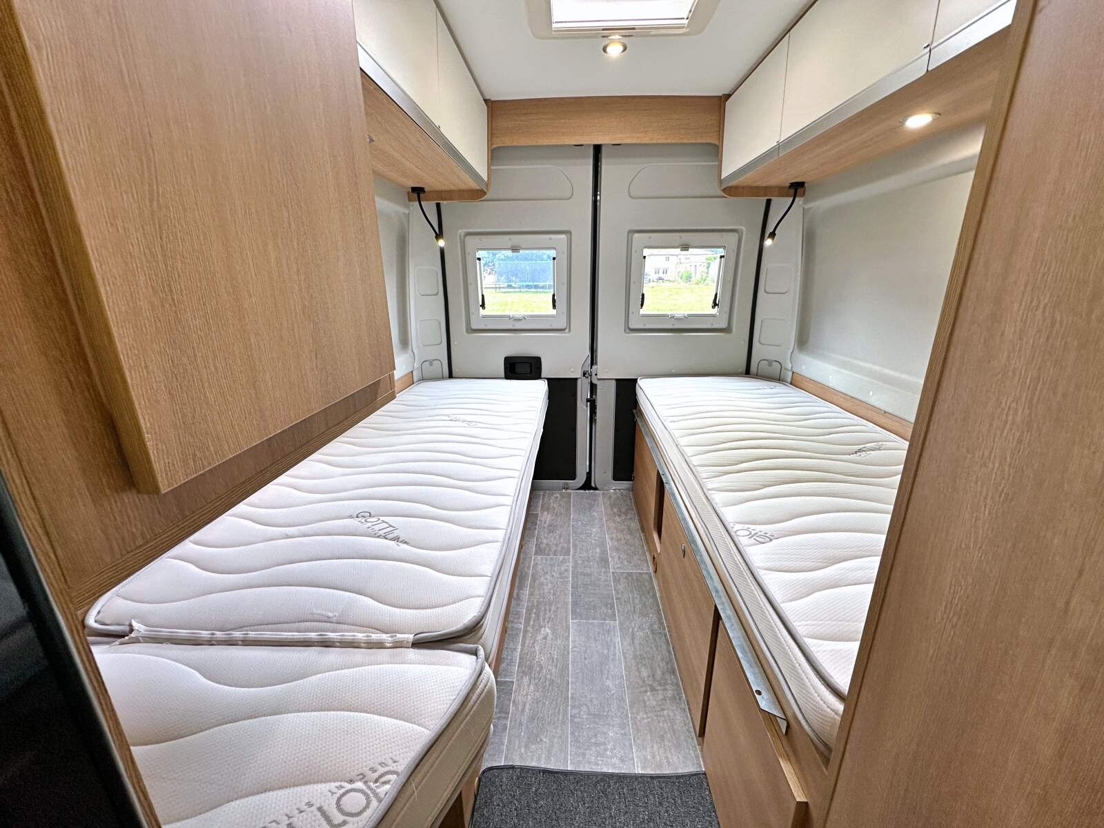 L'espace central reste accessible pour circuler, ranger des
bagages, ou créer un espace de détente pour s'asseoir en utilisant les coussins comme dossier.