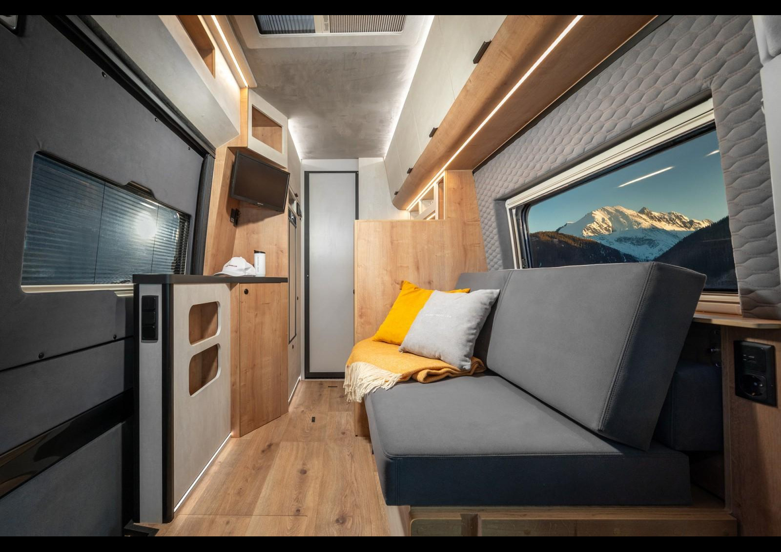 Globe-Traveller Falcon XS
