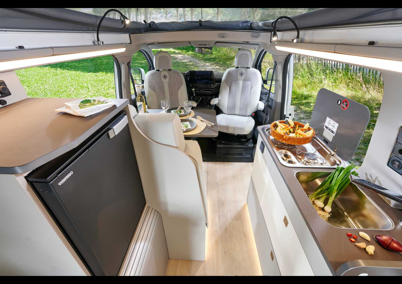 Au centre du Kipling, la cuisine : plan de travail à droite, et frigo de 51 L en position haute à gauche