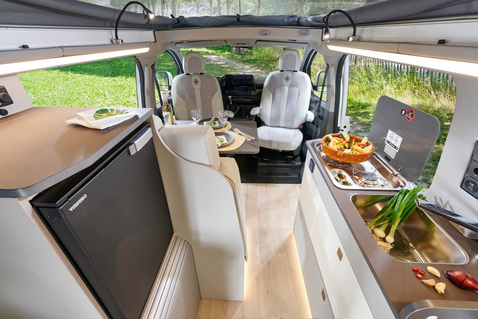 Au centre du Kipling, la cuisine : plan de travail à droite, et frigo de 51 L en position haute à gauche
