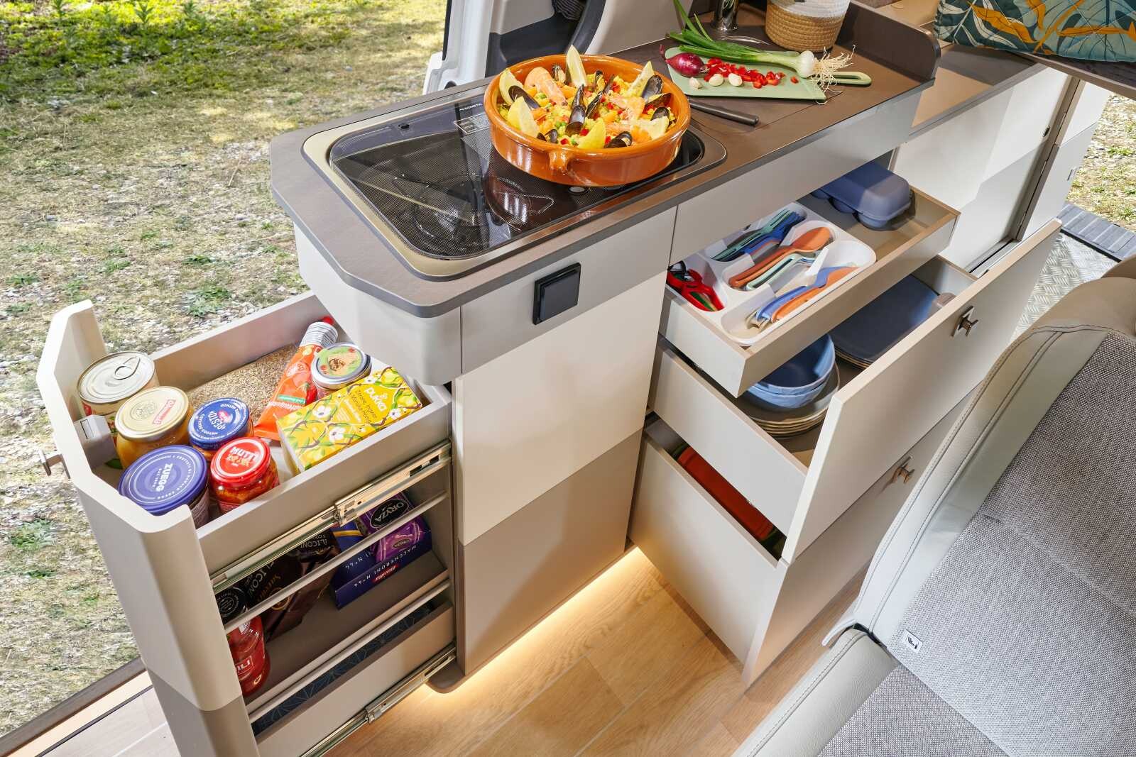 Tiroir à couverts et casseroliers permettent de ranger tous vos accessoires de cuisine.