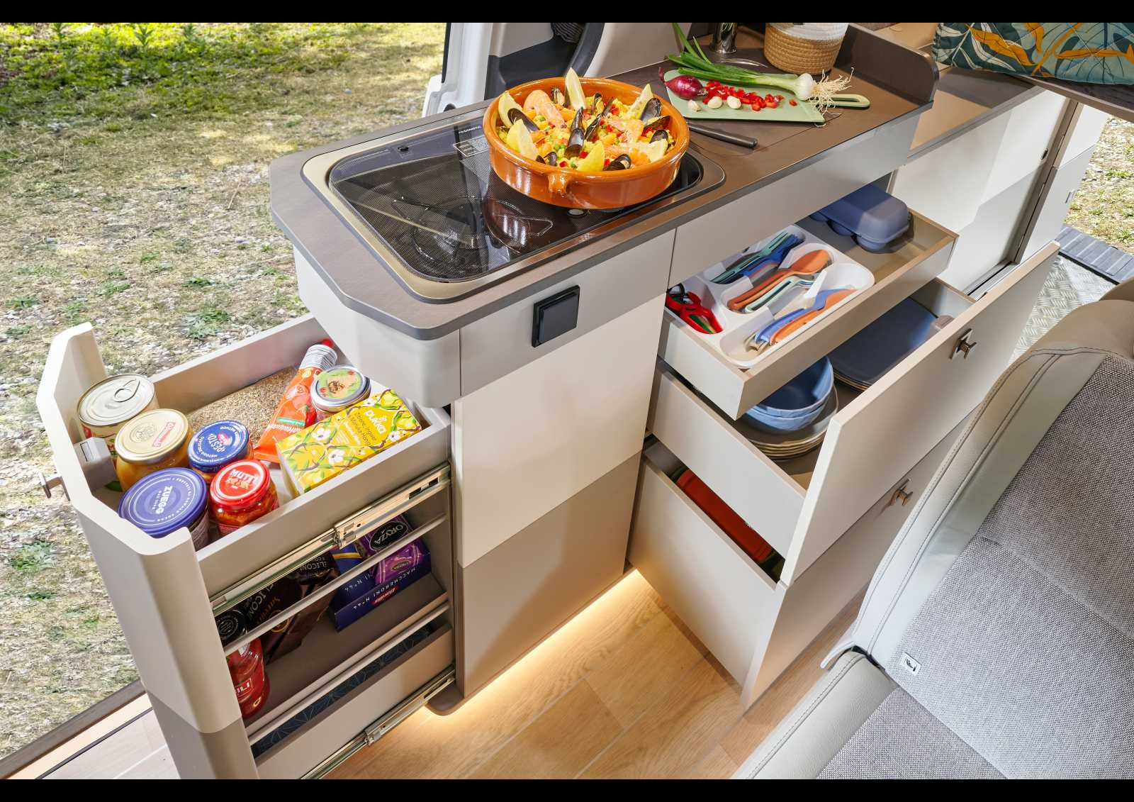 Tiroir à couverts et casseroliers permettent de ranger tous vos accessoires de cuisine.