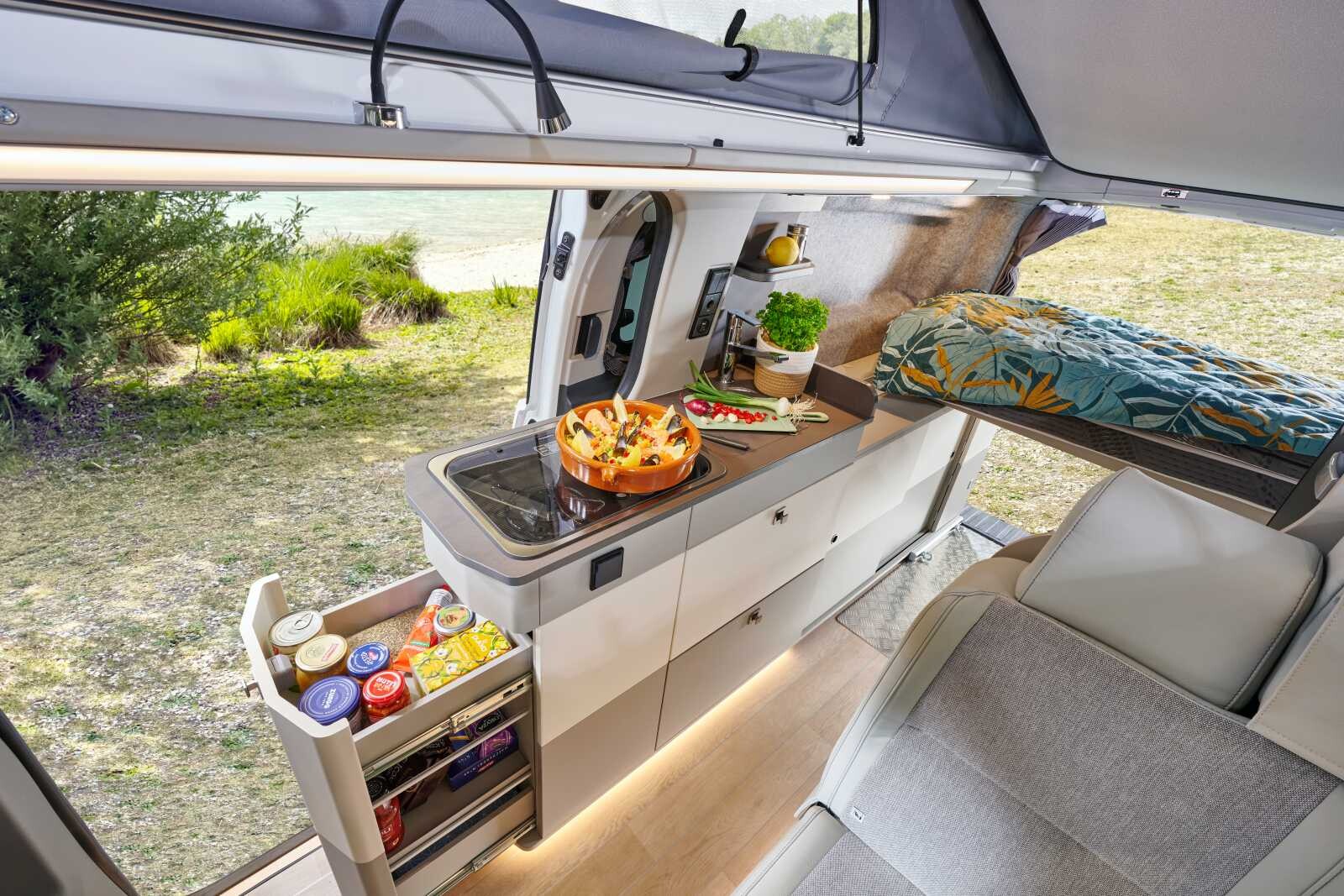 Le tiroir en bout de meuble cuisine est accessible de l'intérieur comme de l'extérieur.