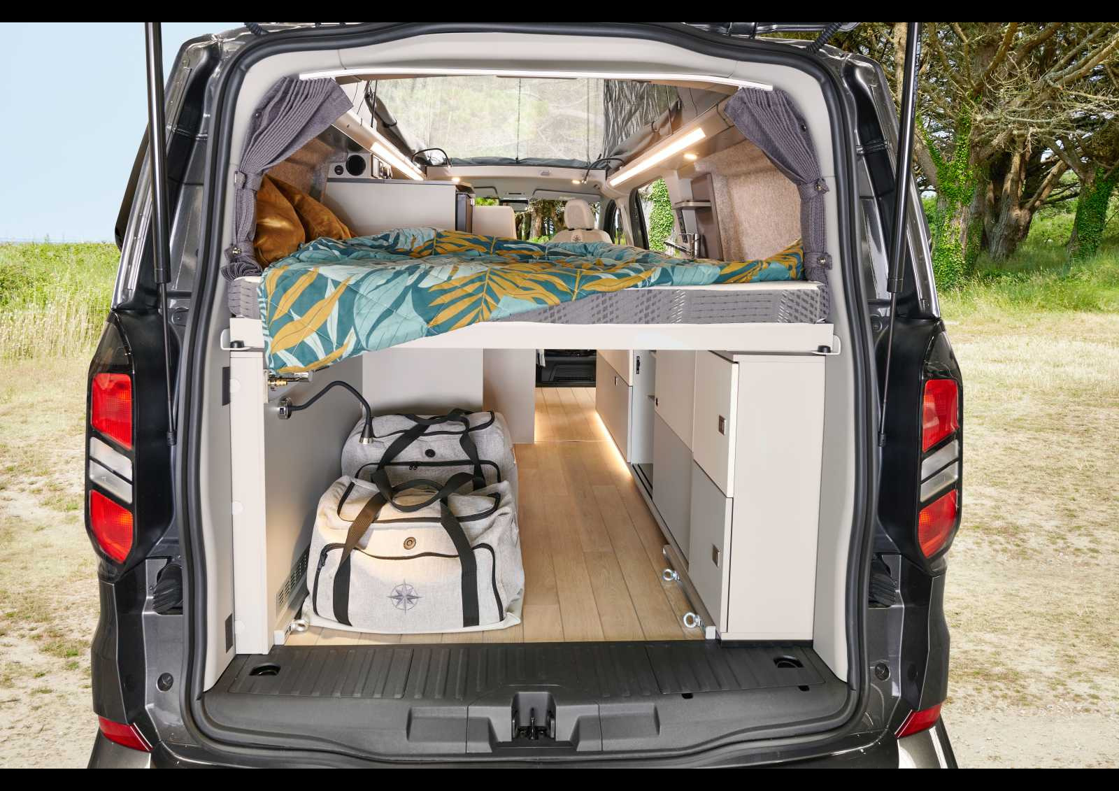 Qui dit lit permanent, dit soute permanente avec rangement et éclairage directionnel. Les deux bagages Westfalia sont de série.