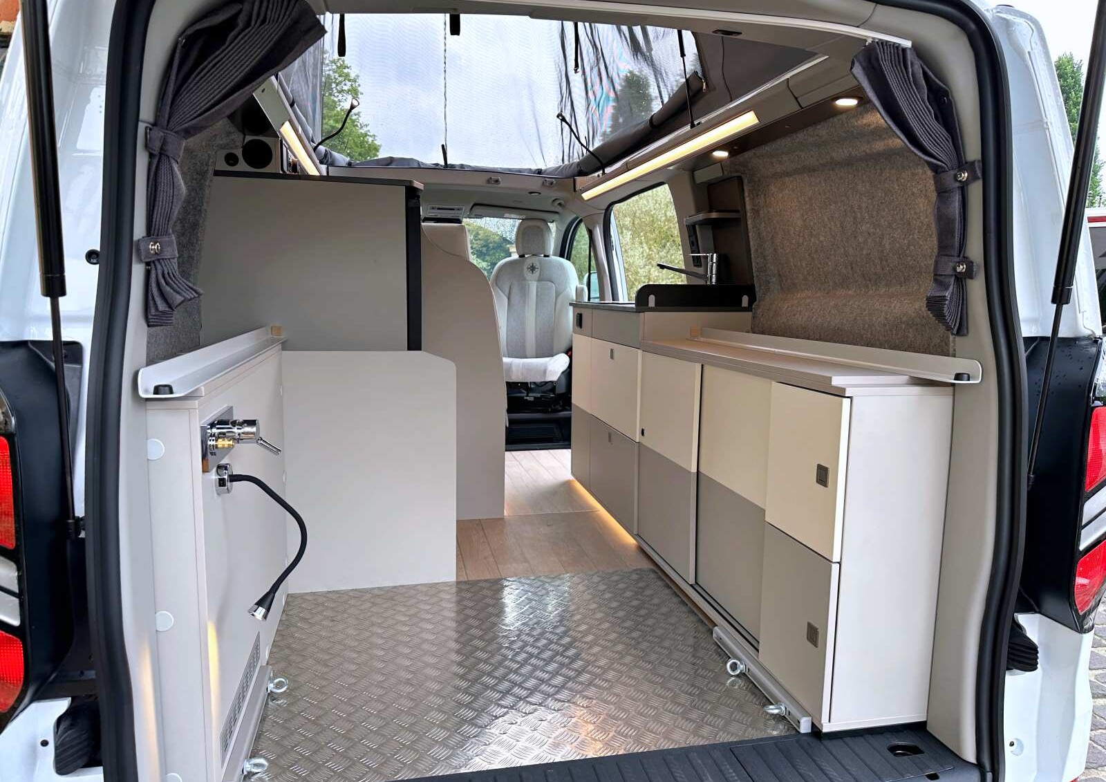 Toujours plus polyvalent, le lit permanent du Westfalia Kipling est amovible. Le couchage composé de sommiers lit-peigne est entièrement escamotable pour bénéficier d'une soute XXL permanente en dormant dans le toit relevable.