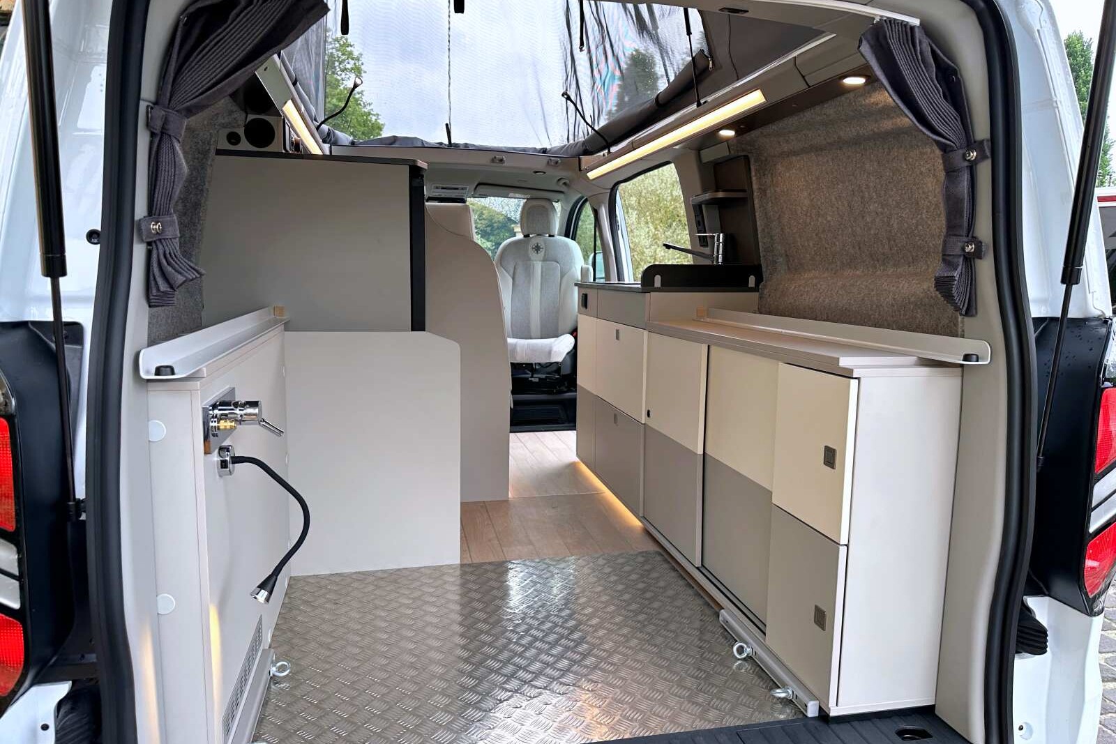 Toujours plus polyvalent, le lit permanent du Westfalia Kipling est amovible. Le couchage composé de sommiers lit-peigne est entièrement escamotable pour bénéficier d'une soute XXL permanente en dormant dans le toit relevable.