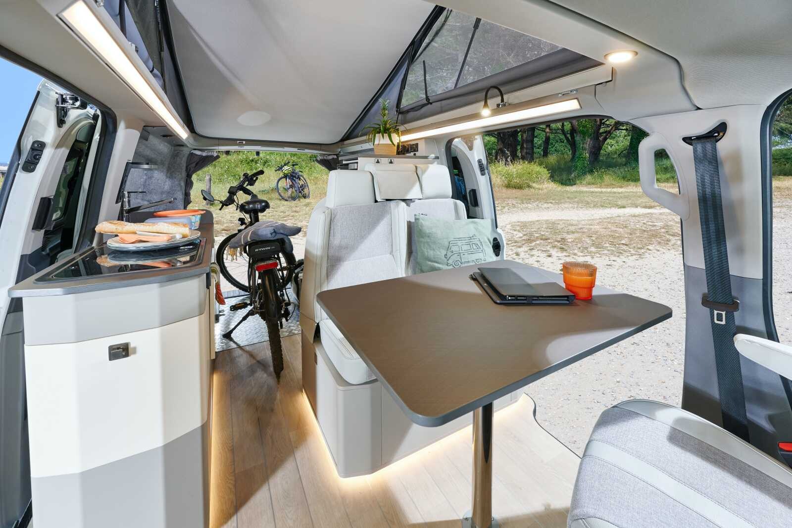 Le Westfalia Kipling en version transport de matériel, grâce au lit transversal amovible.