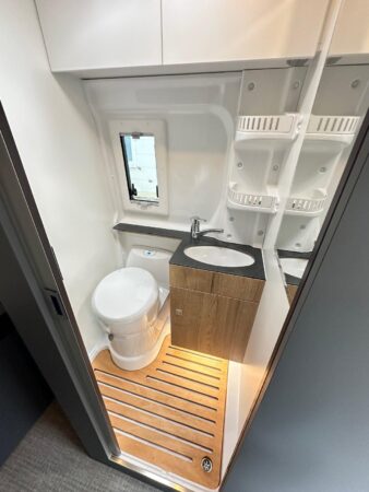 Clever Vans Celebration 600. Cabinet de toilette classique. Cabinet de toilette fourgon CleverVans Celebration 600