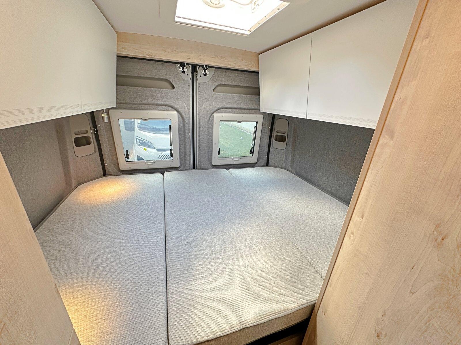 CleverVans Celebration 600. Ambiance Pure. Toutes les parois intérieures sont habillées de textile. L'ambiance s'en trouve plus chaleureuse et l'isolation phonique et thermique encore renforcée.