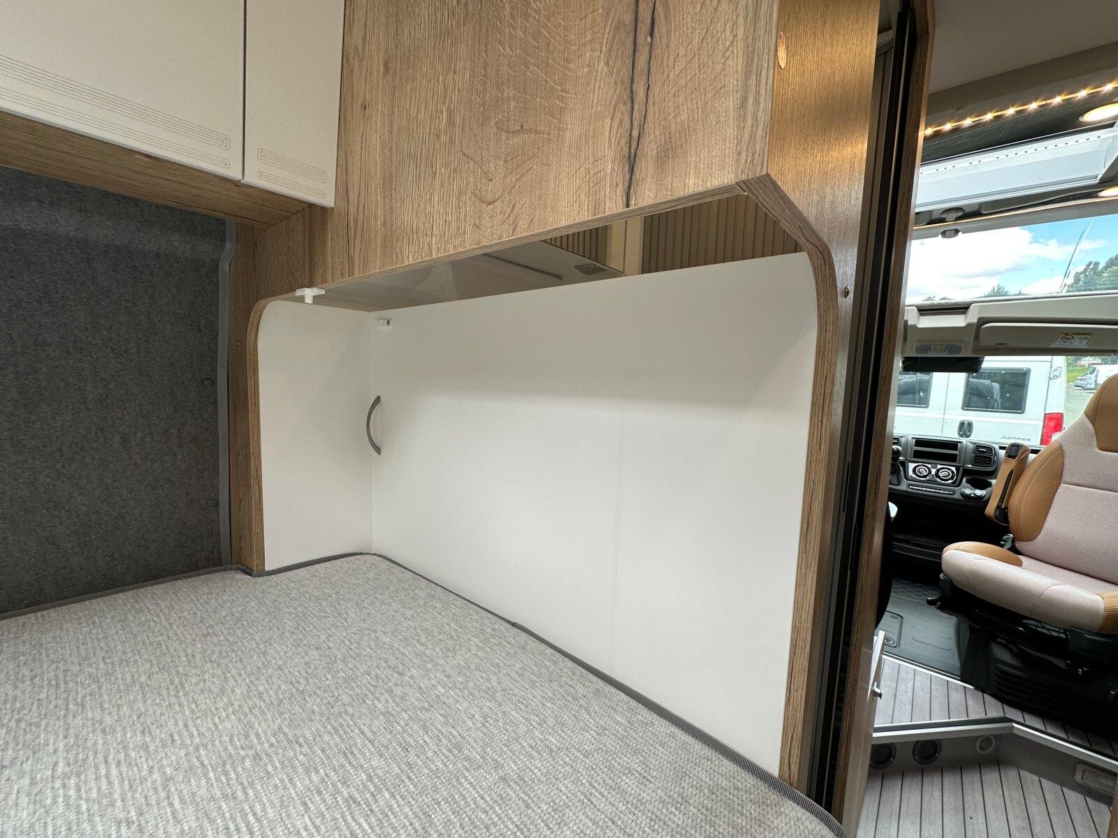 CleverVans Spirit 600. Ici on privilégie la longueur du couchage au détriment de la douche (le W.-C. et le lavabo reste pleinement utilisables - voir photo 4).