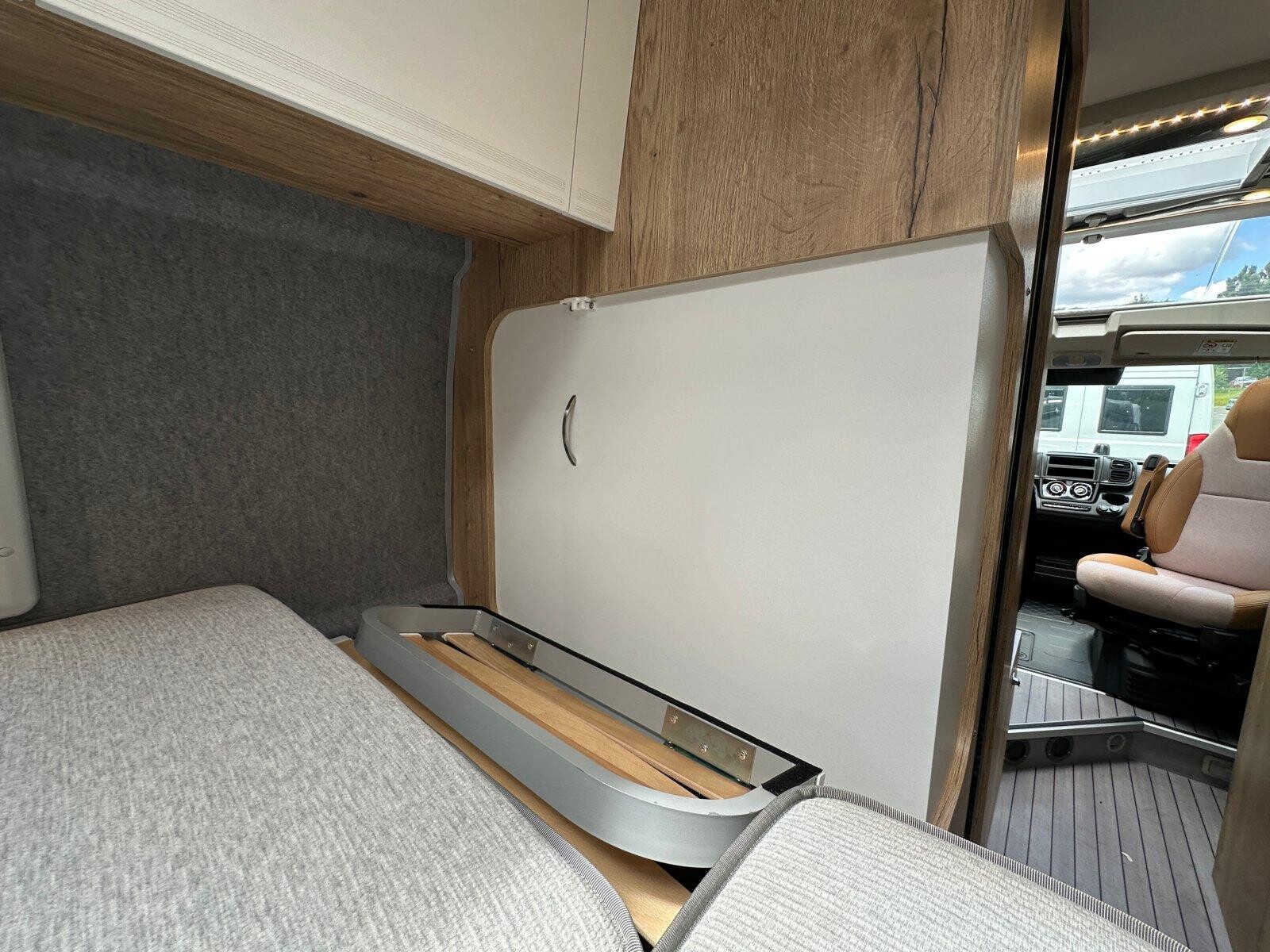 CleverVans Spirit 600. En journée, on réduit la longueur de couchage pour privilégier le volume de la douche. fourgon CleverVans Spirit 600