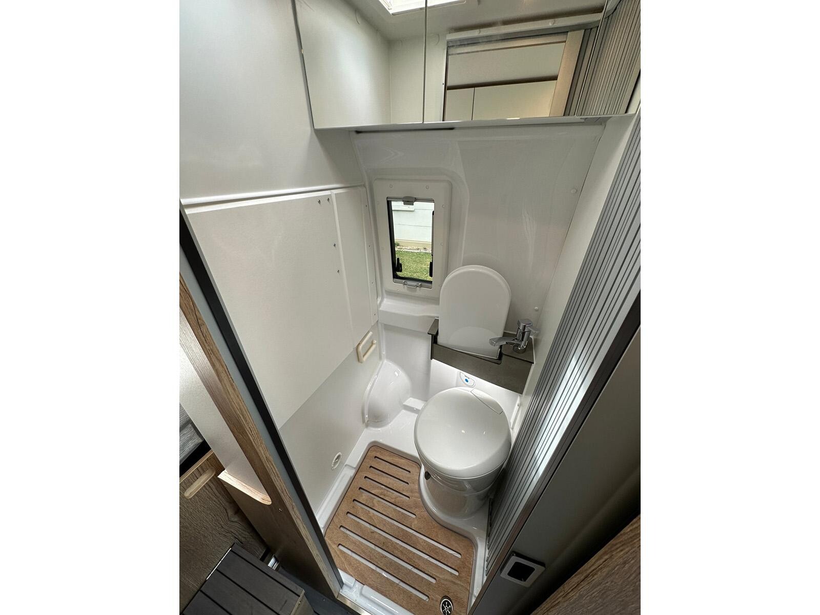 CleverVans Spirit 600. Ici le cabinet de toilette profite de son volume maximum. Douche fourgon CleverVans Spirit 600