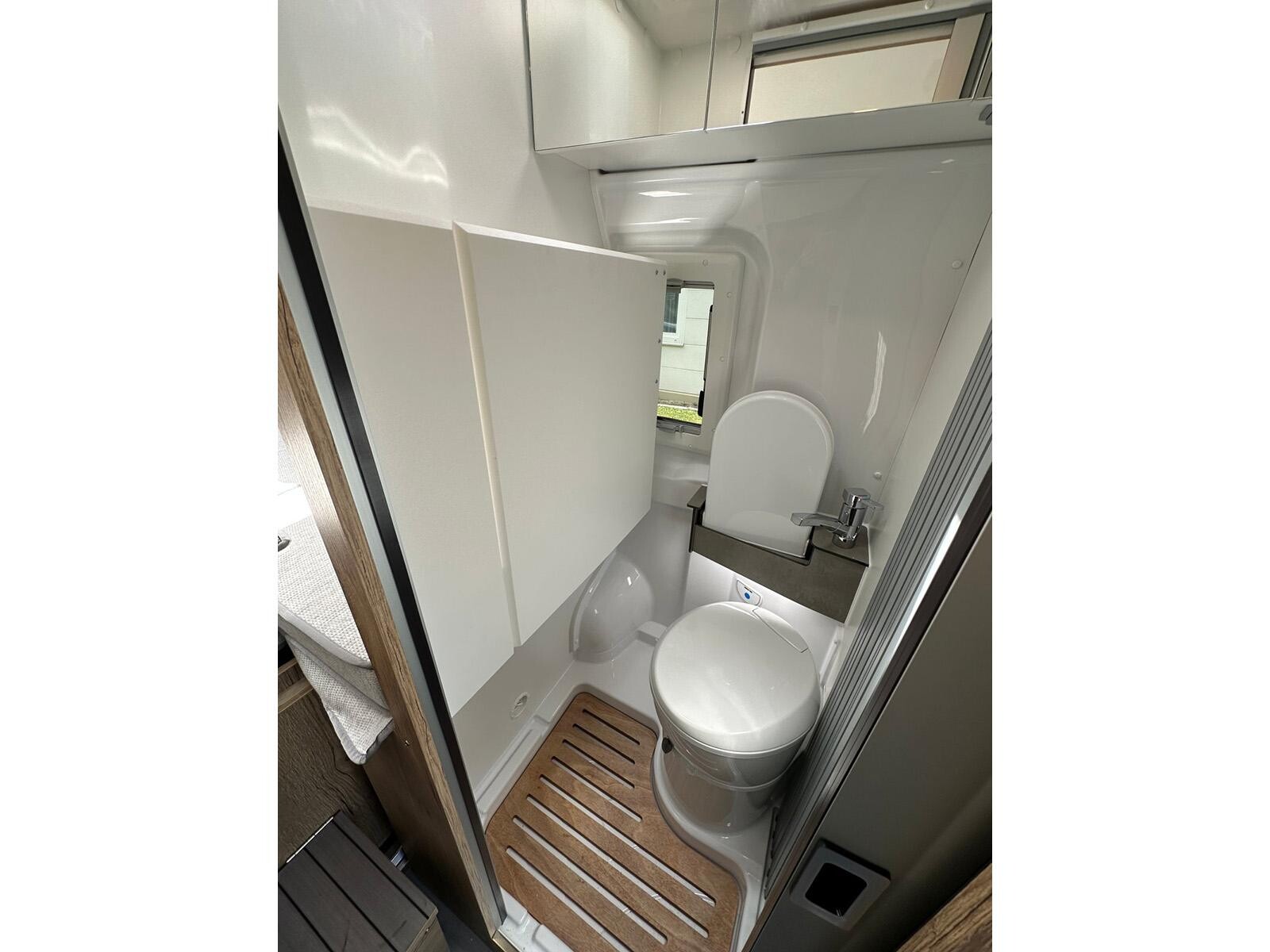 CleverVans Spirit 600. Là, on réduit le volume du cabinet de toilette pour profiter de la pleine longueur du couchage. Cabinet de toilette fourgon CleverVans Spirit 600