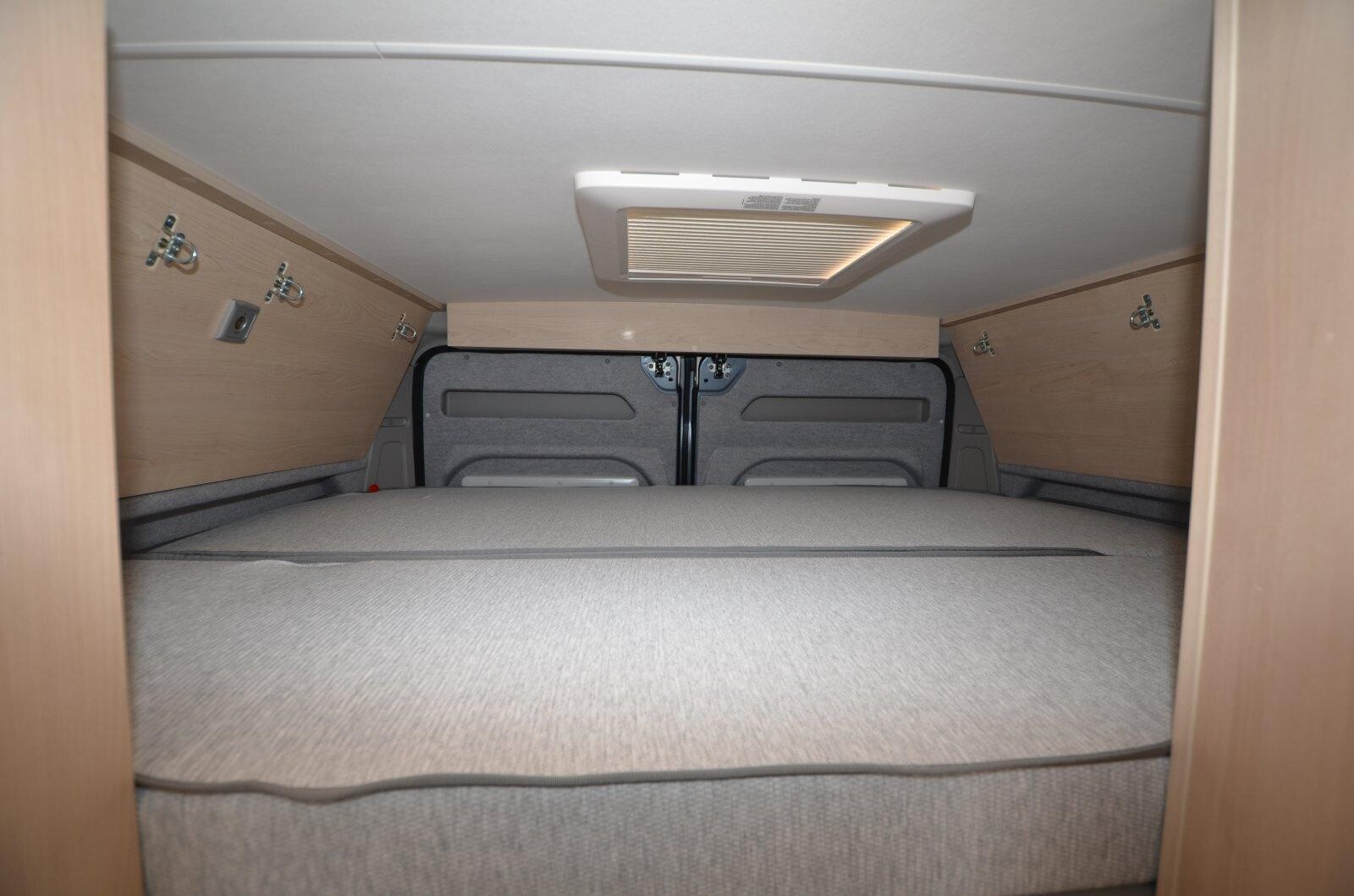 CleverVans Vario Kids 600. Ici les quatre placards de pavillon ont été déposés pour profiter pleinement du lit du haut.