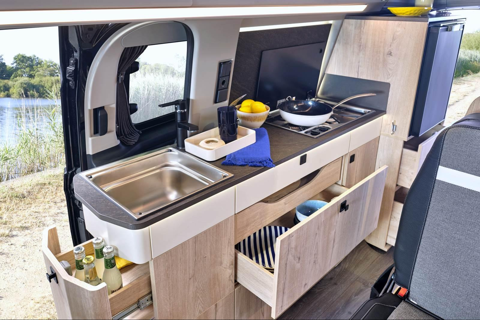 Un des plans de travail le plus grand et pratique que l'on puisse trouver dans un van.