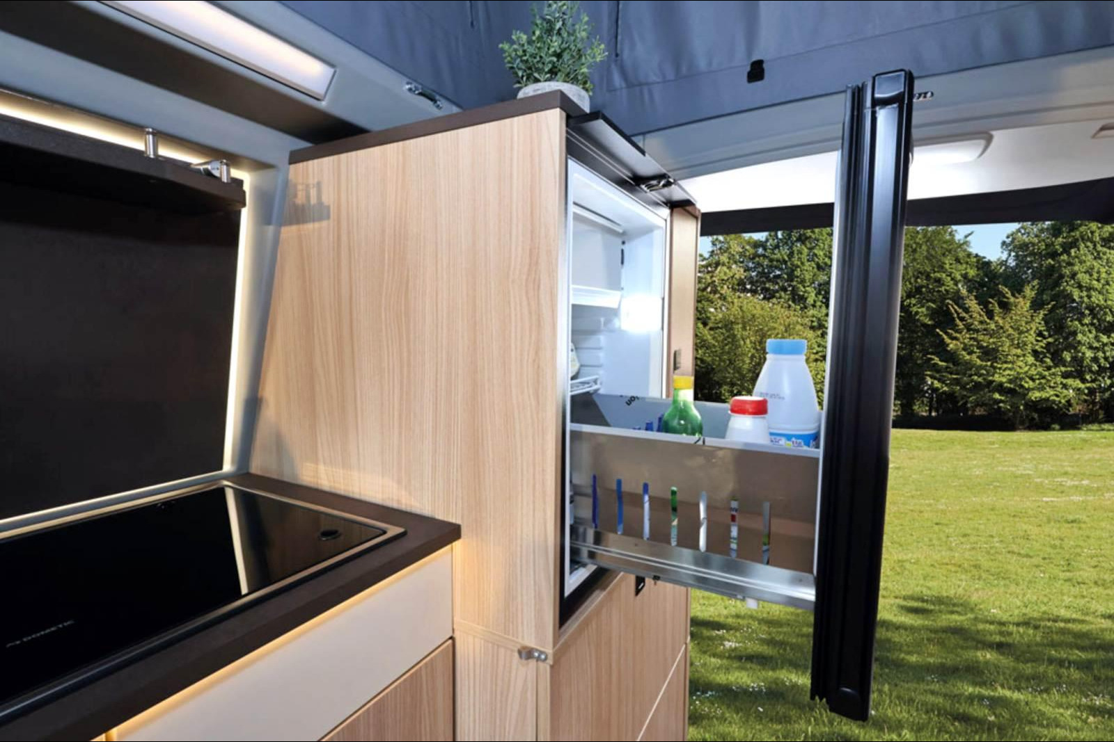 Le frigo de 51 L à tiroir, judicieusement placé en position haute.