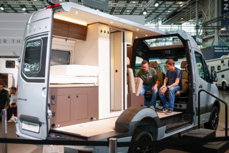 Bürstner a exposé au public son nouveau camper-van Habiton 6.0 sur Mercedes Sprinter (5,93 m). Ce modèle propose une salle d’eau coulissante astucieuse et étonnamment facile à manipuler. En France, l’Habiton est annoncé à partir de 74.800 € en propulsion / boite manuelle / 150 ch (HM 6.0) et 88.510€ en 4x4 / boite auto / 190 ch (HMX 6.0). ©️ Messe Düsseldorf / ctillmann