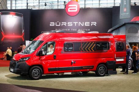 C'était l'une des nouveautés les plus attendues de la rentrée. Le Bürstner Papillon PC 6.0 - au prix de départ ultra-serré (41510 €) - était présenté en chair et en os au Caravan Salon. En France, il est à découvrir au salon VDL du Bourget. ©️ Messe Düsseldorf / ctillmann