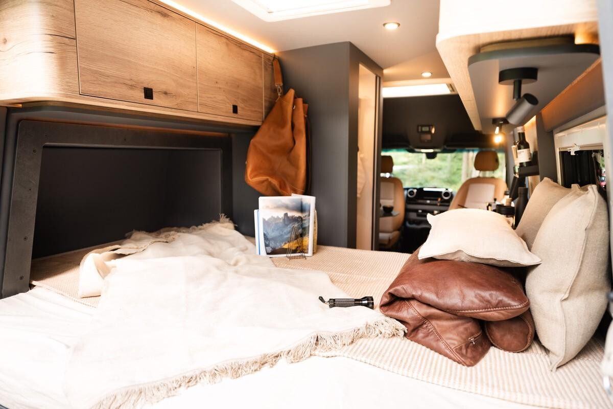 CleverVans Aventuro 600. À l'étape, la cellule de l'Aventuro 600 s'élargit grâce au slide-out (ici sur la gauche) pour proposer un lit de 208 cm de longueur.