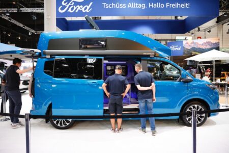 Ford a révélé une version à rehausse rigide de son célèbre Nugget. Un van aménagé à l’isolation renforcée et conçu pour un usage toutes saisons, mais dont la commercialisation n’est pas prévue en France. ©️ Messe Düsseldorf / ctillmann