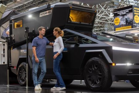 Une cellule amovible développée pour le pick-up électrique Cybertruck de Tesla ?! C’est ce que propose le fabricant turc de cellule monocoque Hotomobil. Un drôle d’attelage - au design musclé et anguleux - que vous n’aurez sans doute pas l’occasion de voir sur nos routes : le Cybertruck ne peut pour l’heure pas être homologué en France ni en Europe, sauf modification du véhicule… ©️ Messe Düsseldorf / ctillmann