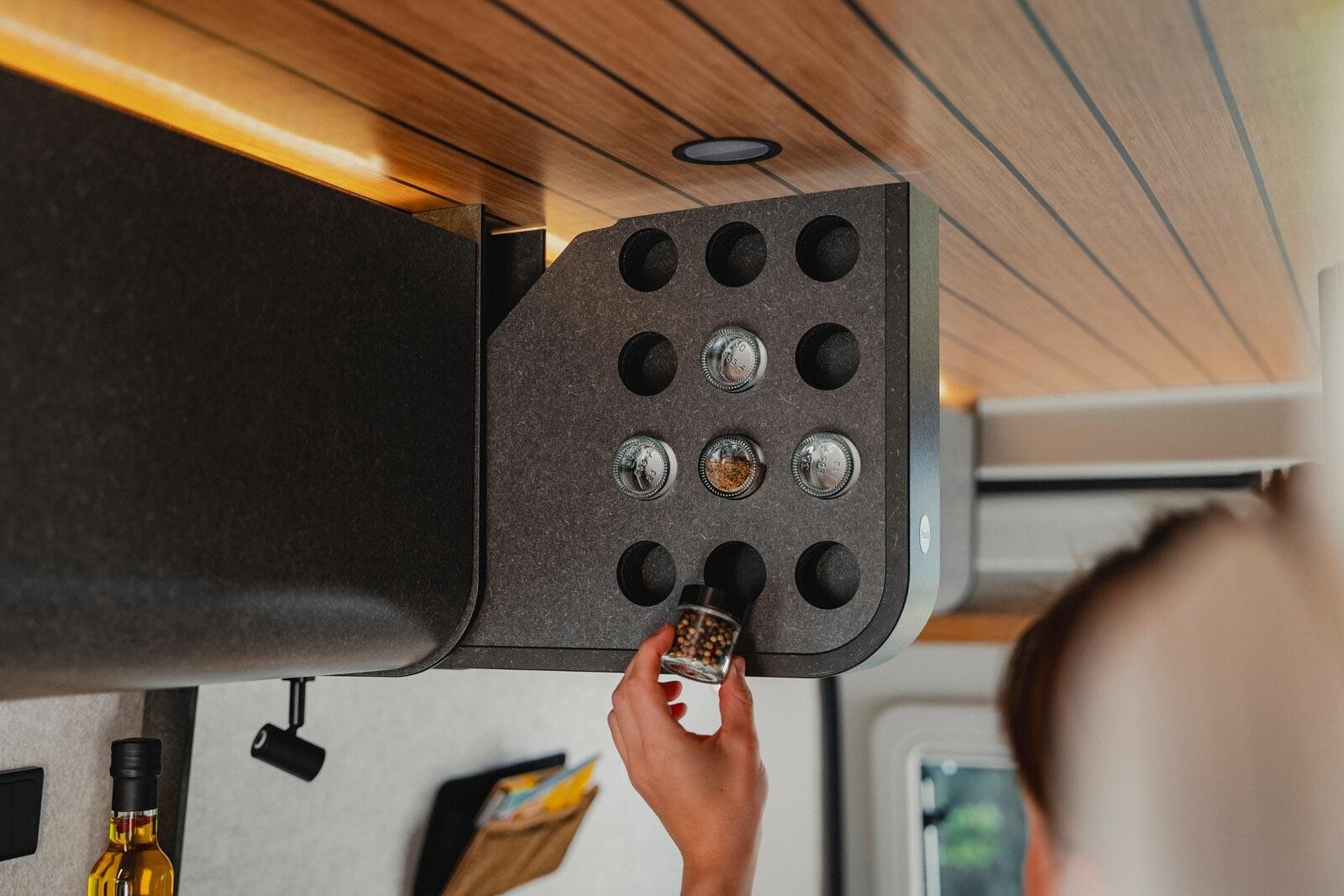 Hymer Redwood. Malin et original le tiroir à épices sur rails ! fourgon Hymer Redwood