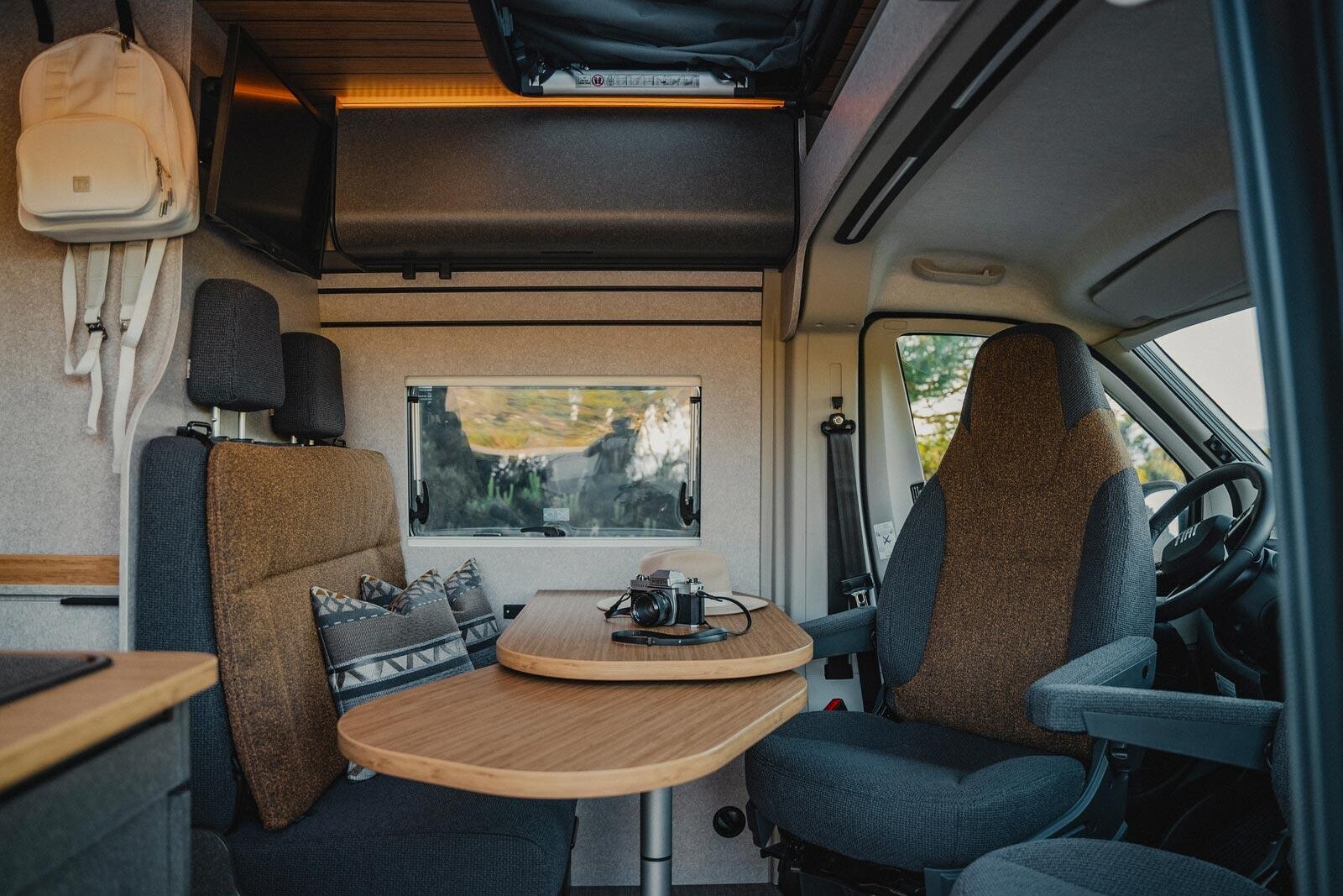 Hymer Redwood. Ici le tissu Caldera, associé à la finition Explorer. Salon dînette fourgon Hymer Redwood