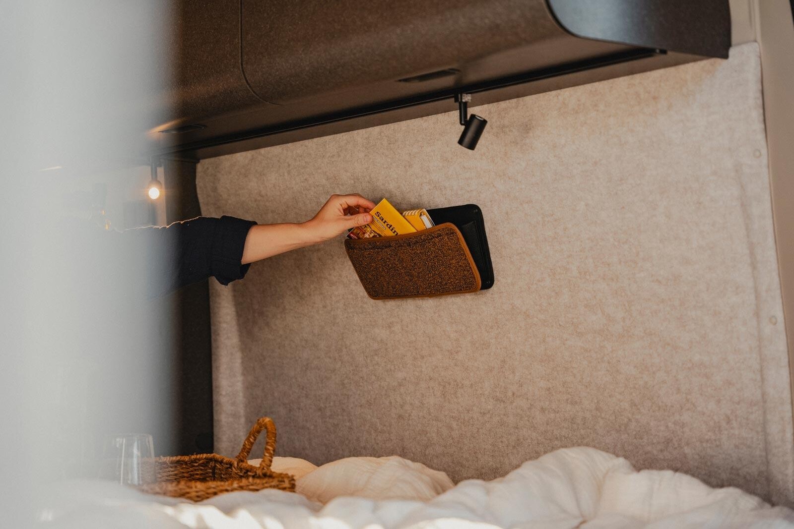 Hymer Redwood. Dans la chambre, une petite pochette pour déposer les objets du quotidien à portée de main. fourgon Hymer Redwood