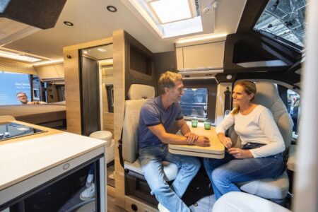 Les nouveaux fourgons BoxTime de Knaus se font le laboratoire de développement de la technologie LightWeight en recourant très largement au polypropylène expansé (PPE) pour leur habillage intérieur et le corps de leur mobilier.©️ Messe Düsseldorf / ctillmann