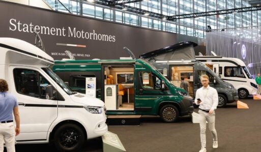 Le Laika Kosmo Supremo faisait également sa première sortie officielle, arborant ici une robe vert forêt (deux autres coloris de carrosserie disponibles). En France, le Kosmo Supremo est commercialisé à partir de 77276 €, avec plus de 7000 € d'avantage client. ©️ Messe Düsseldorf / ctillmann