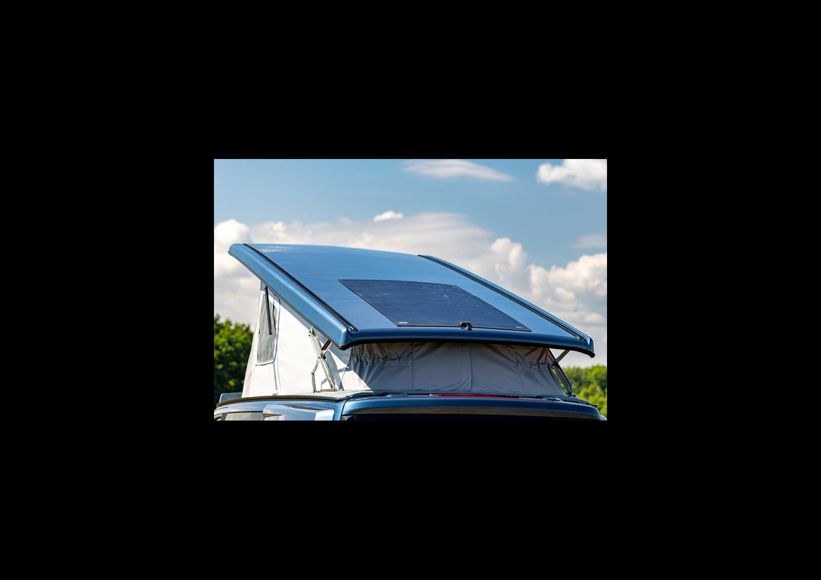 Stylevan Origin a développé un nouveau toit spécifique pour l'Equinox, à ouverture avant. Le panneau solaire est compris dans le pack Stylevan Origin. Stylevan EQUINOX 2025