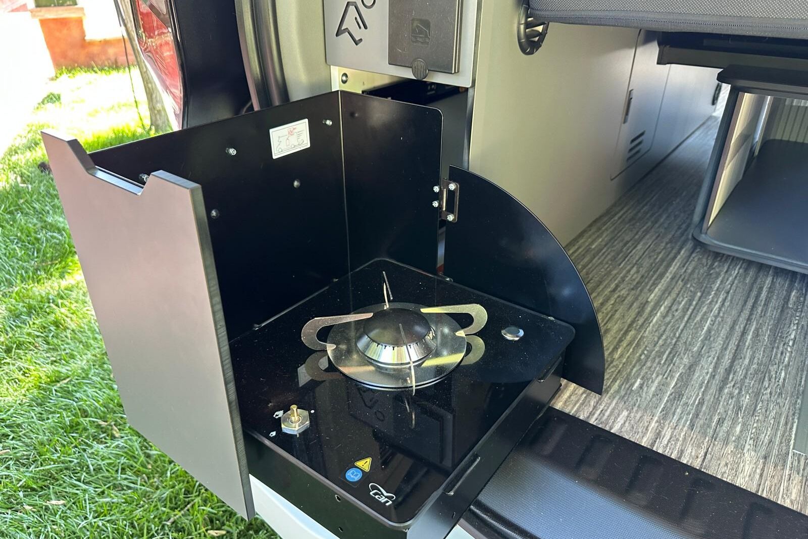 Le réchaud au gaz est intégré à un tiroir à l'arrière.