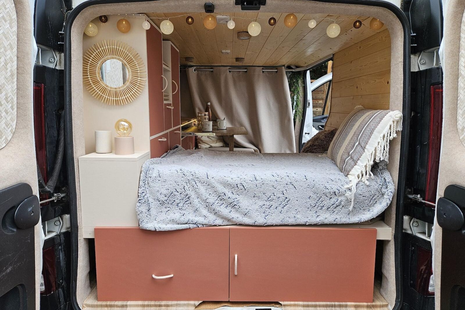 Aménagement "Terra Cotta" sur Renault Trafic - Le mobilier à la teinte terre cuite évoque le design méditerranéen, naturel et chaleureux.