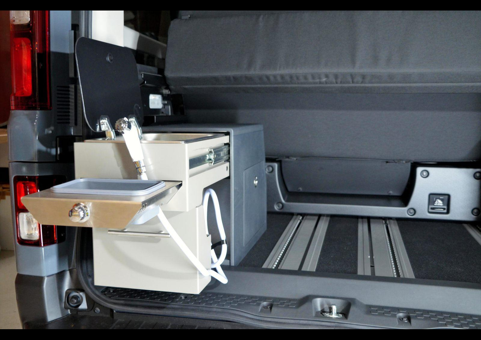 Un module compact qui allie l'eau et le feu pour cuisiner à l'air libre. Photo © Renault renault trafic escapade