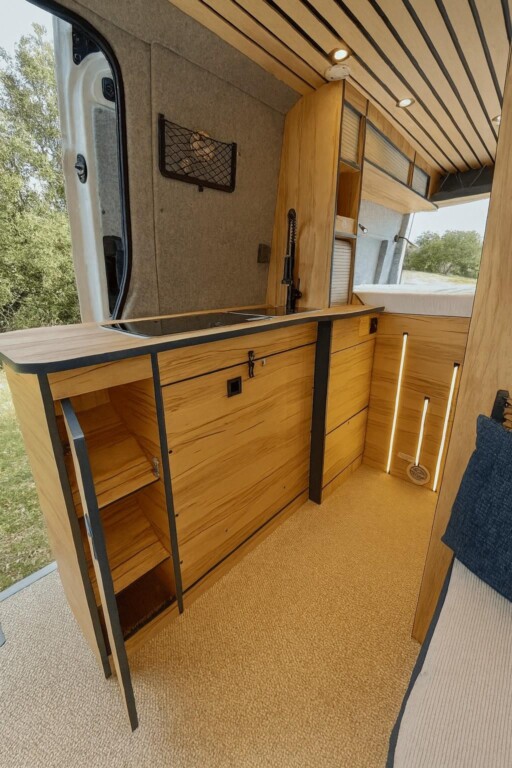 INTI VAN - Aménagement premium à la carte sur Volkswagen Crafter de 7 mètres de long.