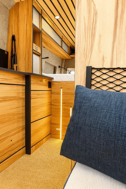 INTI VAN - Aménagement premium à la carte sur Volkswagen Crafter de 7 mètres de long.