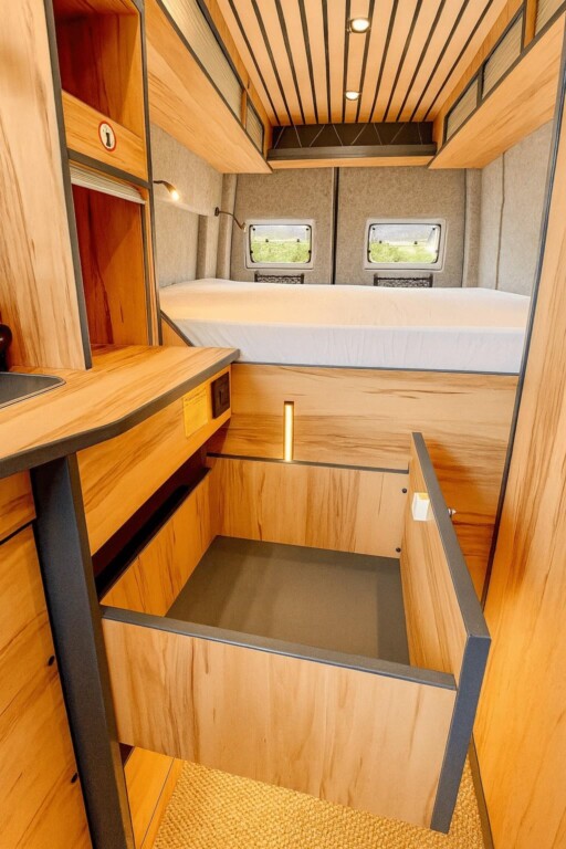 INTI VAN - Aménagement premium à la carte sur Volkswagen Crafter de 7 mètres de long.