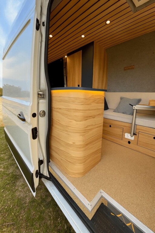 INTI VAN - Aménagement premium à la carte sur Volkswagen Crafter de 7 mètres de long.