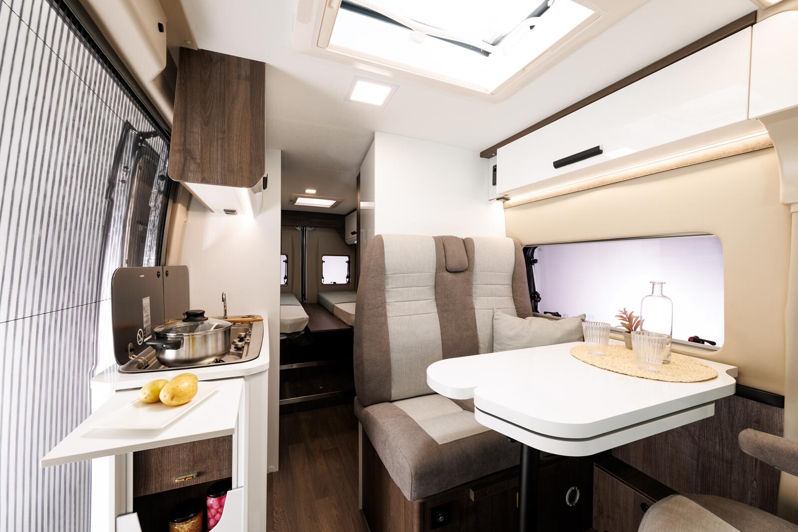 Benimar B160 vue intérieur fourgon Benimar B160