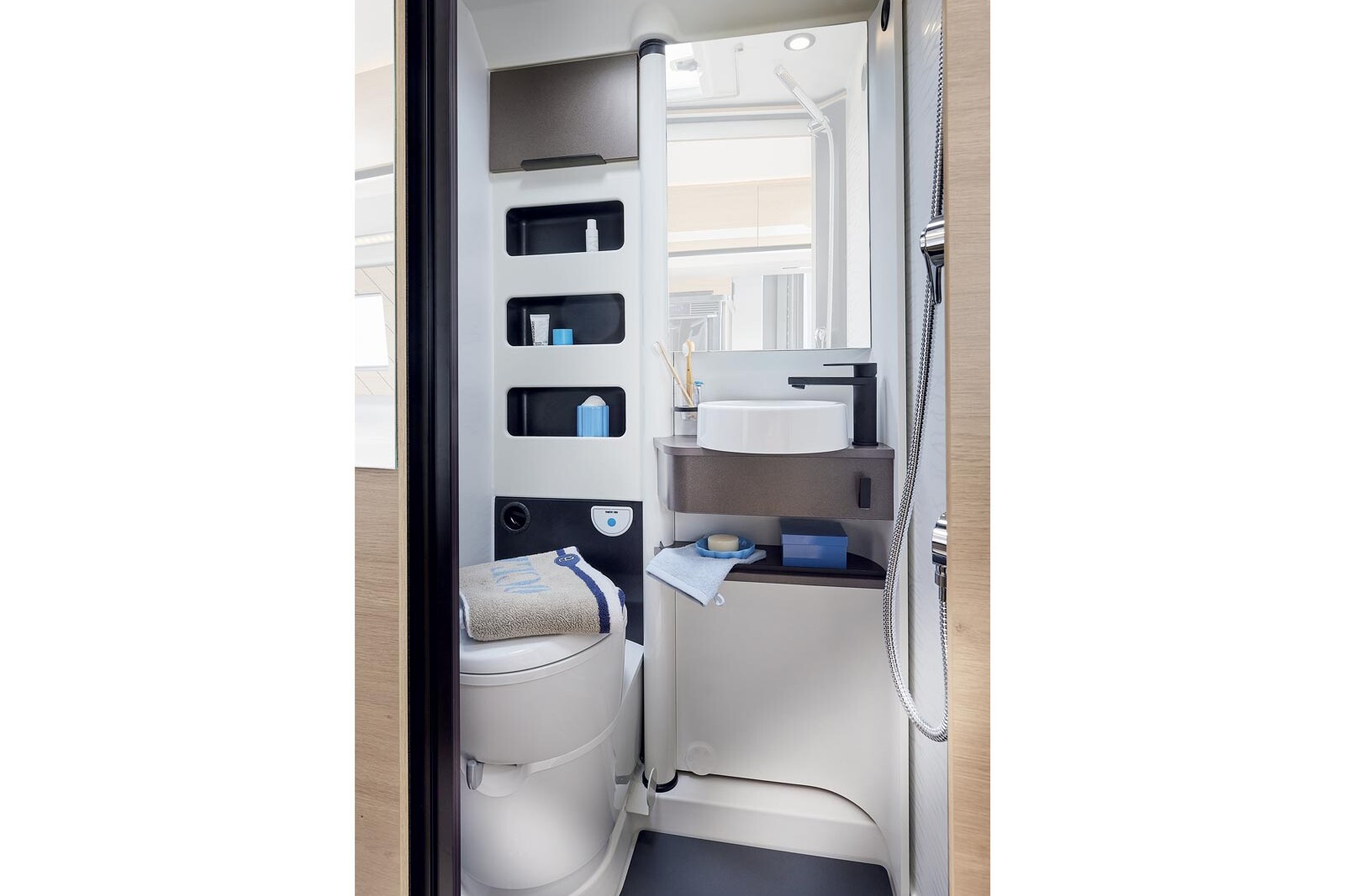 Campérêve Megallan 746 Saphir cabinet de toilette fourgon Campérêve Magellan 746 Saphir