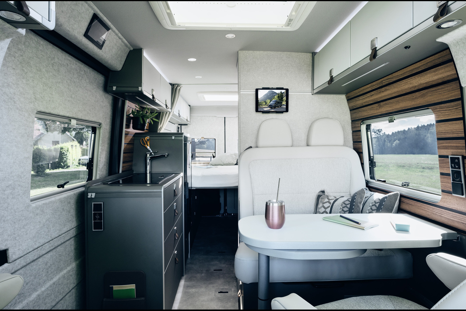 Hymer Yellowstone 640 vue intérieur fourgon Hymer Yellowstone 640