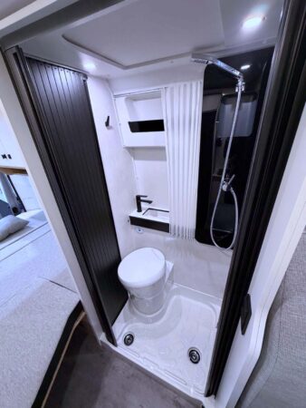 Le cabinet de toilette bien proportionné dispose d'une entrée XXL grâce à la double porte à lamelle.